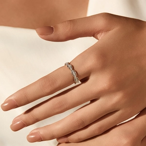 Moissanite S925 sterling silver twist band ring with sparkling stones on female hand