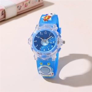 Détail de la montre enfant en silicone bleu avec relief 3D astronaute et fusée sur le bracelet