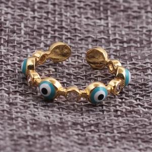Makroaufnahme des Evil-Eye-Rings mit blauen Emailleperlen und Zirkonia auf Goldband