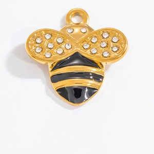 Vue macro d'un pendentif abeille doré avec rayures en émail noir et cristaux brillants