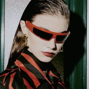 Lunettes de soleil Y2K rouges style futuriste avec boucles d'oreilles dorées