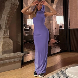 Détail de la robe à capuche violette sans manches avec fente et texture tricot