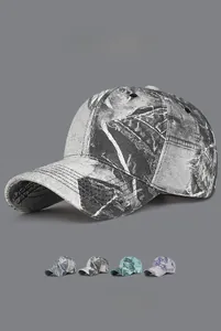 Gros plan de casquettes de baseball en denim délavé avec quatre motifs tie-dye variés