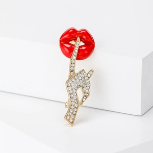 Elegante spilla a forma di mano e labbra rosse in lega dorata con strass