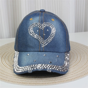 Casquette en jean avec motif cœur en strass argentés et bordure scintillante