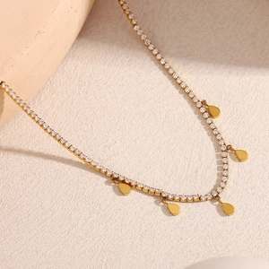 Détail d'un collier plaqué or 18 carats avec oxydes de zirconium et pendentifs gouttes