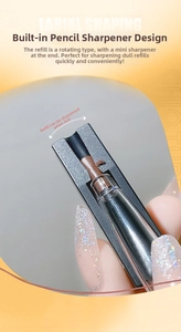 Detail eines braunen Augenbrauenstifts mit integriertem Minischärfer für präzise Spitzenform