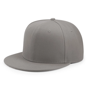 Dettaglio di un cappello grigio a tesa piatta con tessuto in twill di cotone e cuciture