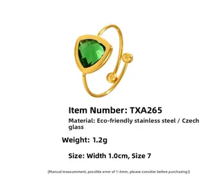 Detail van 18K vergulde roestvrijstalen ring met een groene driehoekige Tsjechische glas