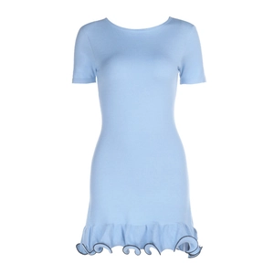 Gros plan sur la robe en tricot bleu clair avec ourlet à volants et coupe ajustée