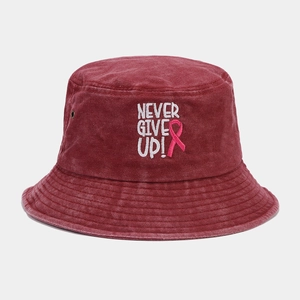 Détail du chapeau bob en coton bordeaux avec broderie Never Give Up et ruban