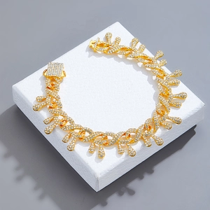 Collier hip hop plaqué or avec maillons cubains et pendentifs gouttes scintillantes