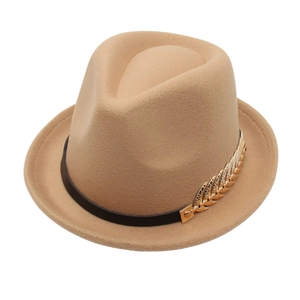 Détail du chapeau en laine camel avec bande en cuir noir et boucle en métal doré
