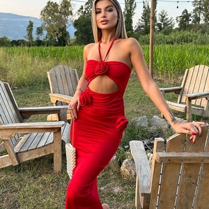 Σέξι κόκκινο φόρεμα halter με 3D λουλούδια και λεπτομέρειες ανοίγματος στην κοιλιά