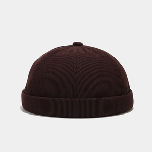 Gros plan détaillé montrant la texture en velours côtelé marron d'un bonnet docker sans bordure