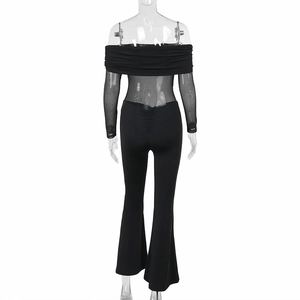 Detailansicht der Rückseite eines schulterfreien Mesh-Jumpsuits mit transparenten Einsätzen
