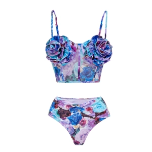 Détail de bikini floral avec fleur 3D faite à la main et imprimé de roses romantiques
