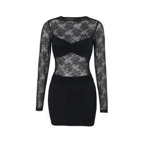 Robe slim élégante à manches longues en dentelle noire avec des détails floraux raffinés