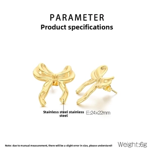Détail des boucles d'oreilles papillon dorées en acier inoxydable de 24x22mm et 6g