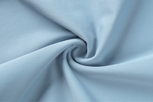 Gros plan du tissu de maillot de bain bleu clair avec détail de pliage en spirale