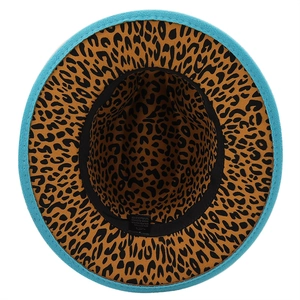 Détail intérieur du chapeau fedora à larges bords avec doublure léopard et bandeau interne