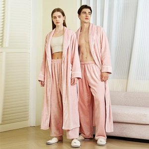Ensemble peignoir et pantalon en flanelle rose épaisse pour couple dans un cadre chaleureux