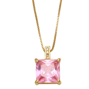 Vue détaillée d'un pendentif en zircone rose carrée avec une chaîne en or