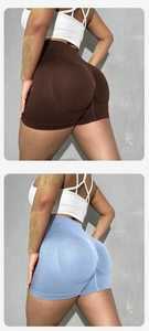 Dettaglio degli shorts da yoga senza cuciture con effetto push-up e vita alta