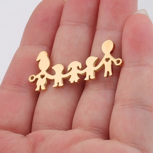 Gedetailleerd beeld van een gouden familiehanger met ouders en kinderen in de handpalm