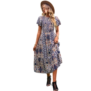 Robe longue bohème à imprimé fleuri, coupe évasée et motifs géométriques multicolores