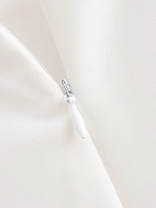 Detailansicht eines weißen unsichtbaren Reißverschlusses an einem Satin-Kleid