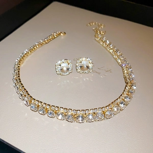 Parure de bijoux vintage dorée avec collier en cristal et boucles d'oreilles papillon assorties