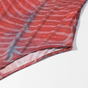 Vue détaillée de l'ourlet en tulle rouge avec rayures abstraites grises et couture