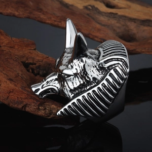 Vue macro détaillée de la bague tête d'Anubis argentée avec gravures métalliques fines