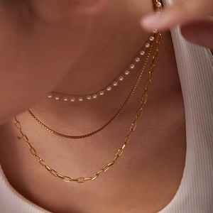 Collier à trois rangs en acier inoxydable doré 18 carats et perles pour femme