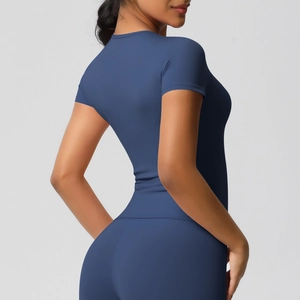Gros plan d'un t-shirt de sport bleu marine montrant le tissu extensible sans couture