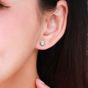 Elegant S925 sterling silver round stud earrings with sparkling clear cubic zirconia