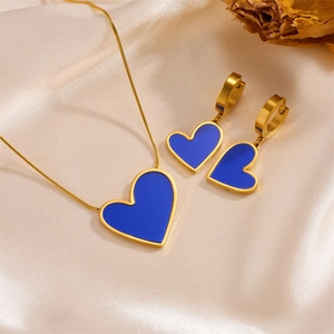 Detailansicht des goldenen Herz-Halsketten- und Ohrring-Sets aus Edelstahl mit blauem Inlay