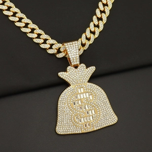 Détail d'un pendentif sac d'argent hip-hop avec zircons sur fond de cuir noir