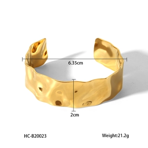 Dettaglio del bracciale rigido martellato in acciaio dorato 18K, dimensioni 6,35cm x 2cm