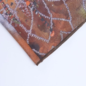 Gros plan sur un tissu en maille imprimé marron montrant des coutures et une texture