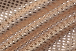 Vue macro d'un tissu à paillettes dorées scintillantes avec motifs ondulés réfléchissants