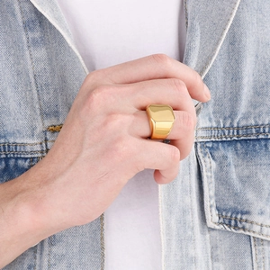 Anello con sigillo quadrato in oro lucido per uomo in acciaio al titanio su modello