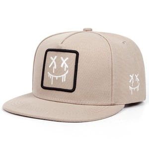 Dettaglio del cappellino snapback kaki con ricamo XX smiley e struttura a 5 pannelli