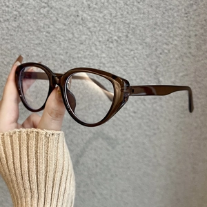 Detailansicht der tiefbraunen Cat-Eye-Brillenfassung mit glänzendem Harz-Finish