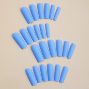 Coffret de 24 faux ongles ballerine longs bleu clair mats sur fond beige neutre