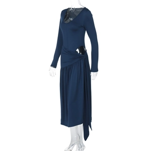 Détail de la robe bleu marine à manches longues avec découpe et taille froncée plissée