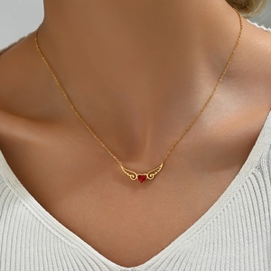 Elegante collana con ali d'angelo e ciondolo con gemma a cuore rosso su catena d'oro
