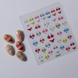 Makroansicht der Bikini-Nagelsticker auf transparenter Folie für DIY-Maniküre-Dekorationen