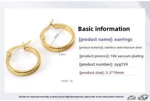 Vue détaillée des boucles d'oreilles en acier doré 18 carats avec finitions texturées